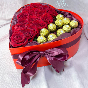 Романтический порыв-цветочный подарок с конфетами ферреро