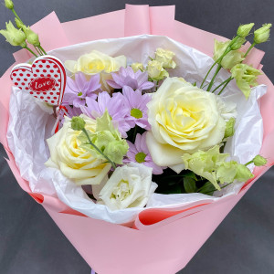 Любовь в моем сердце - букет из хризантем, эустом и роз